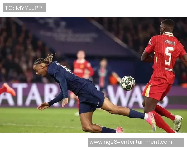 欧联杯精彩对决里昂小胜巴黎圣日耳曼帽子戏法引发争议判罚